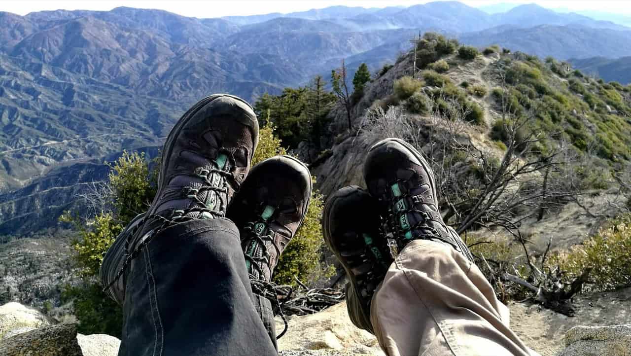 Essayage d'une chaussure de randonnée pour vérifier la pointure