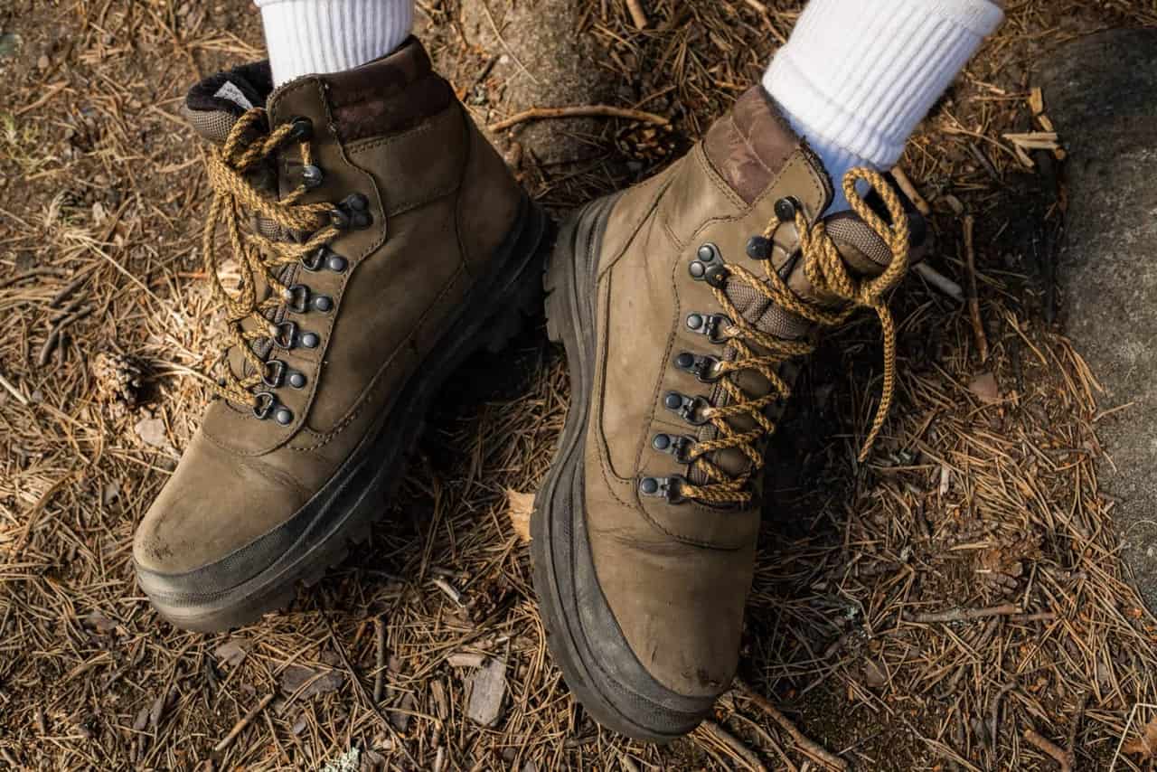 Essayage de chaussures de randonnée en magasin