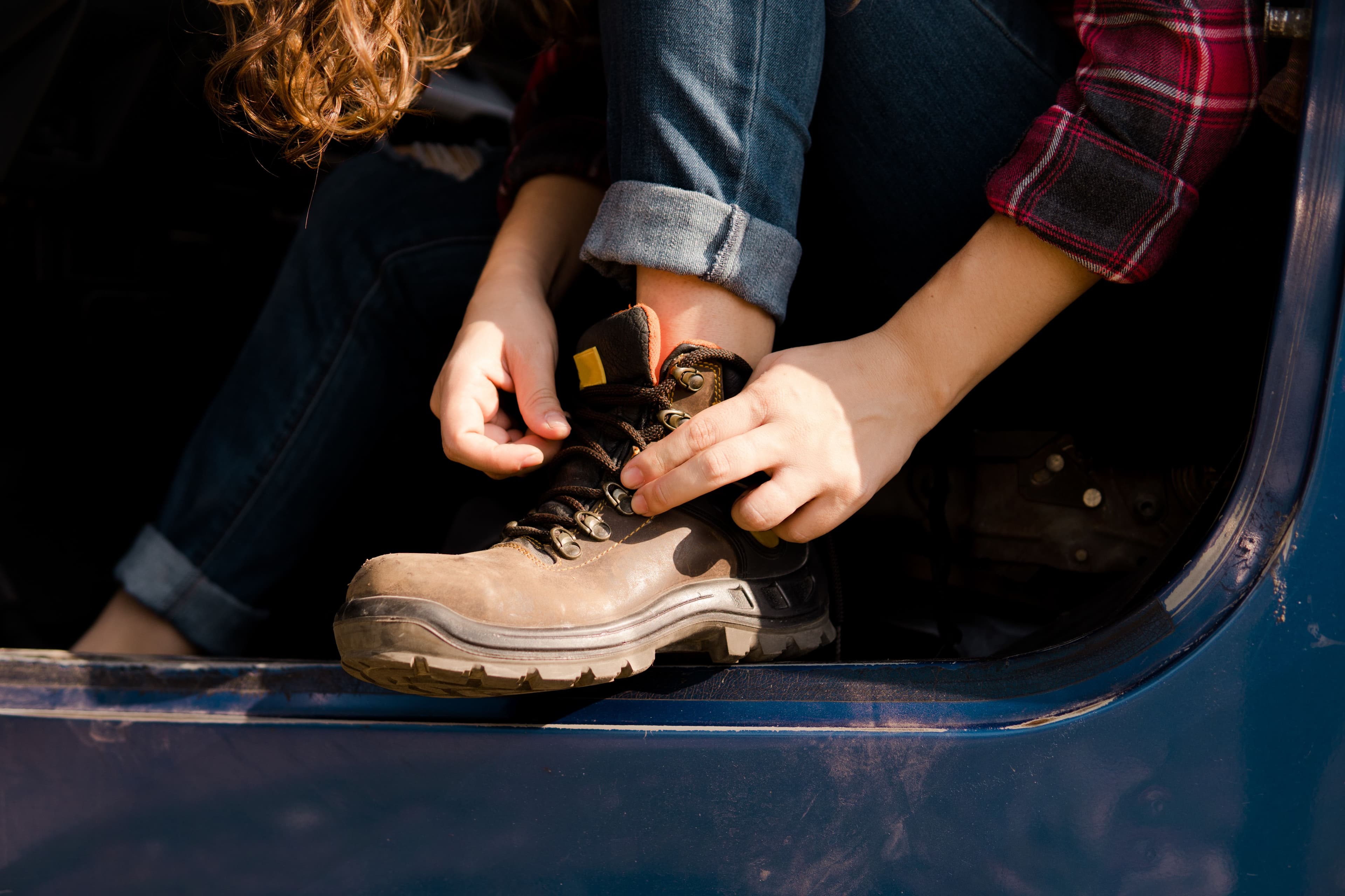 Randonneuse s'équipant de chaussures de randonnée