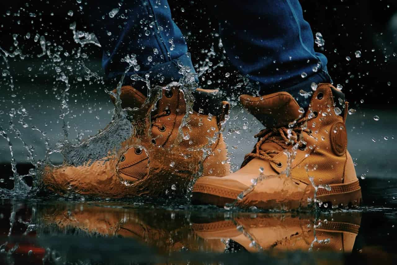 Chaussures de randonnée traversant un passage humide