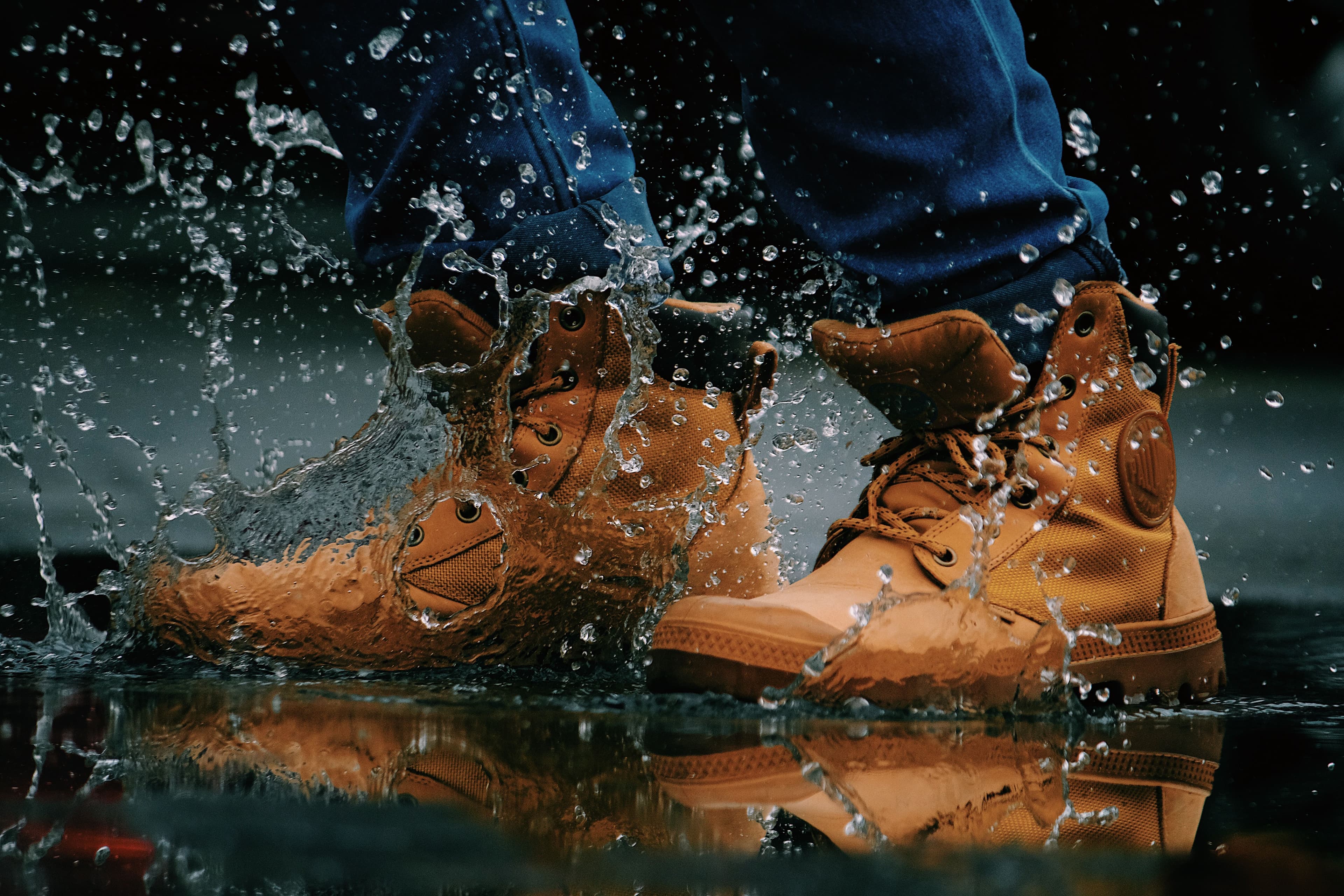 Chaussures de randonnée traversant un passage humide