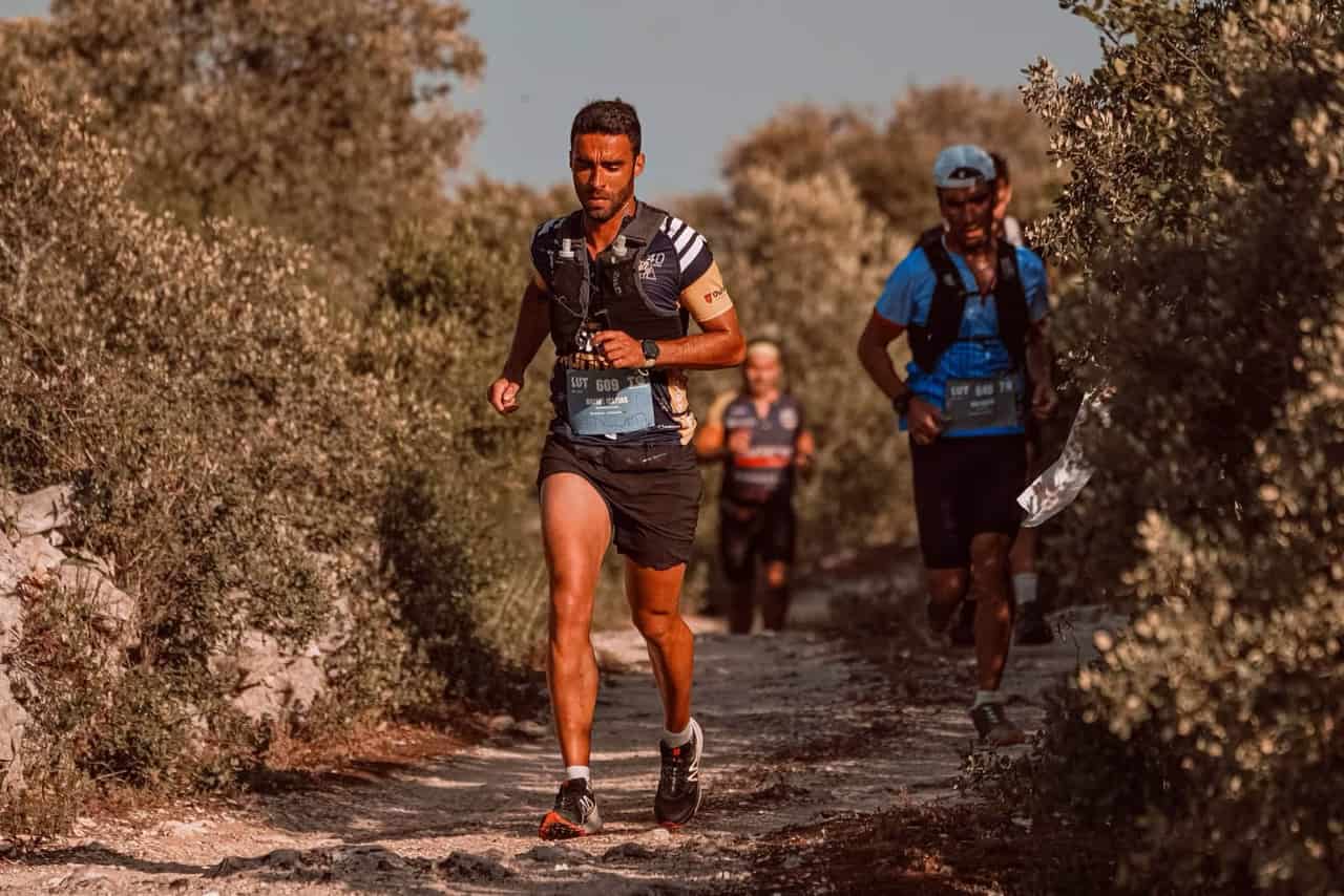 Chaussure de randonnée et chaussure de trail posées côte à côte