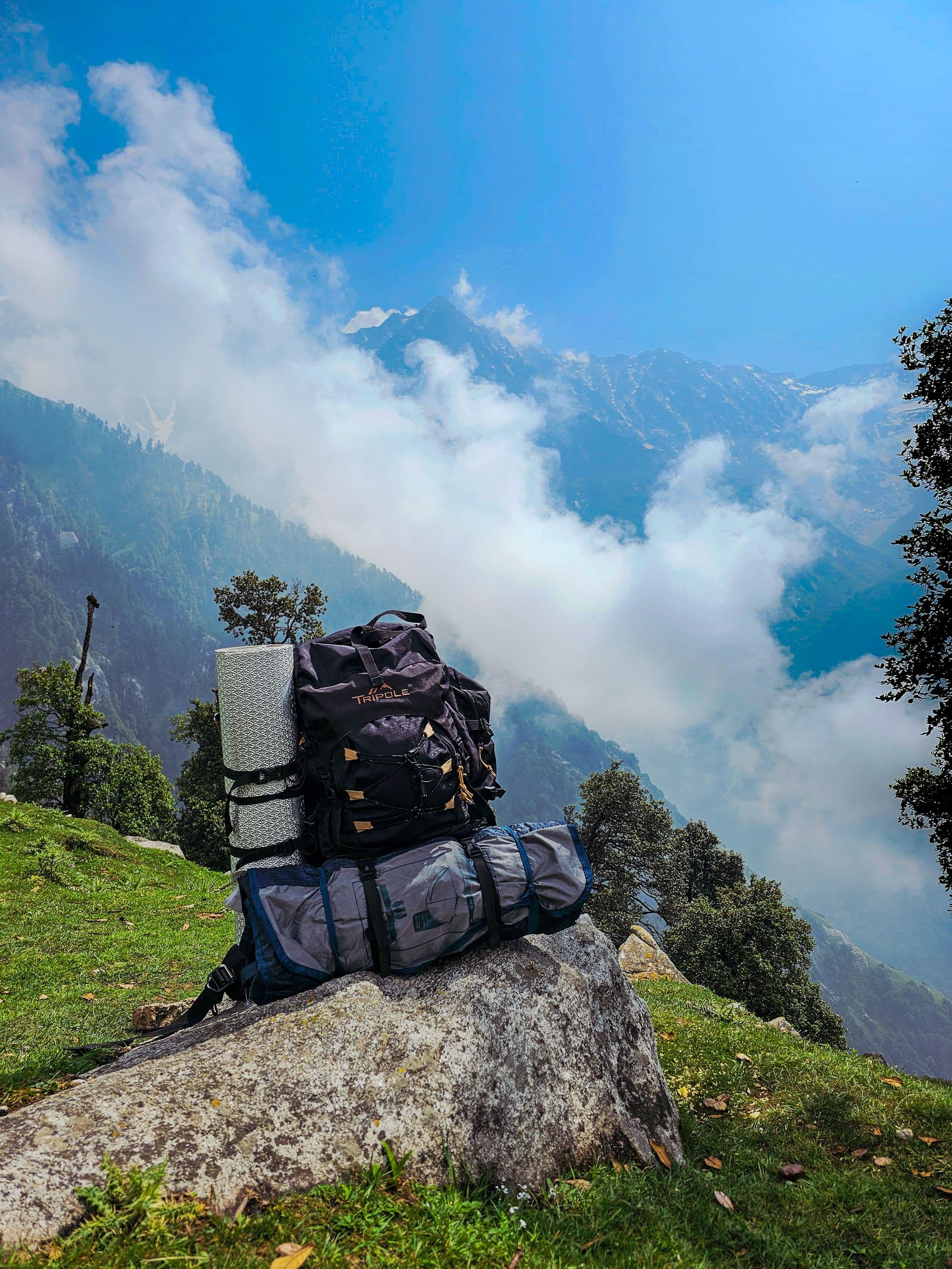 Sac à dos de randonnée posé sur un rocher face aux montagnes