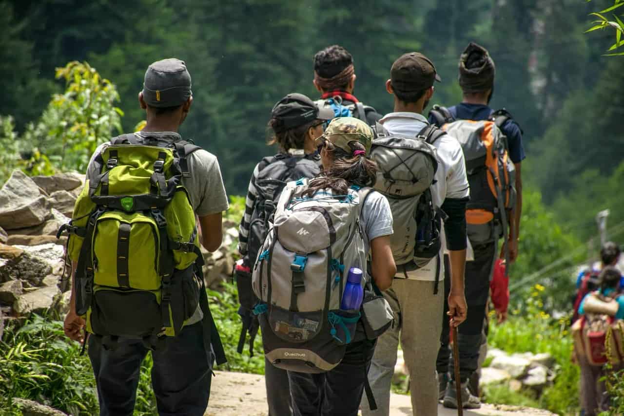 Randonneur de dos portant un sac à dos chargé pour un trek de plusieurs jours