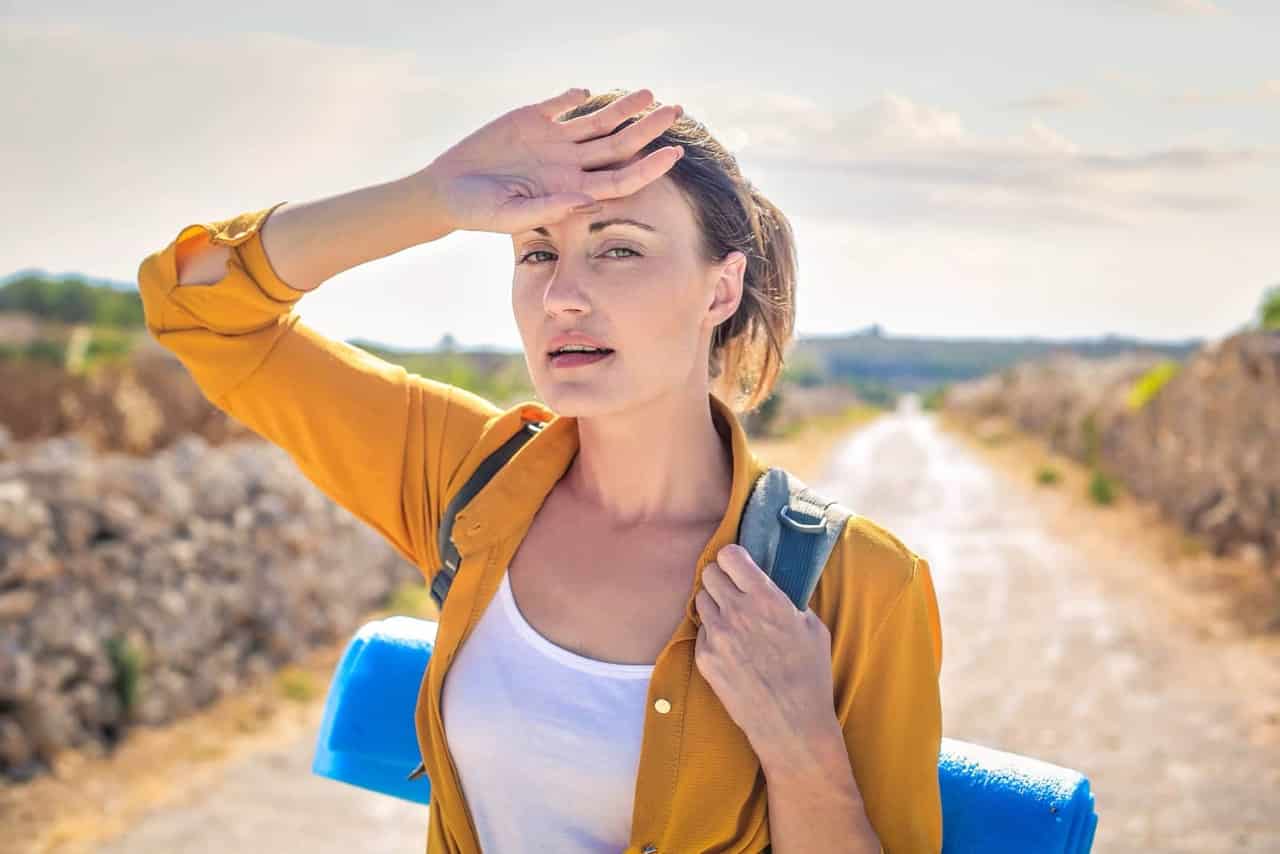 Randonneur habillé légèrement par forte chaleur en été