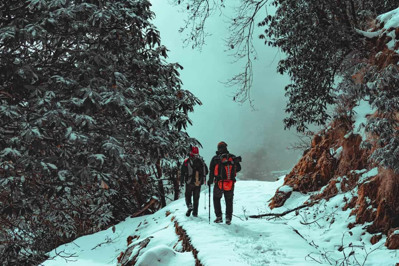Randonneur habillé chaudement par temps froid en montagne