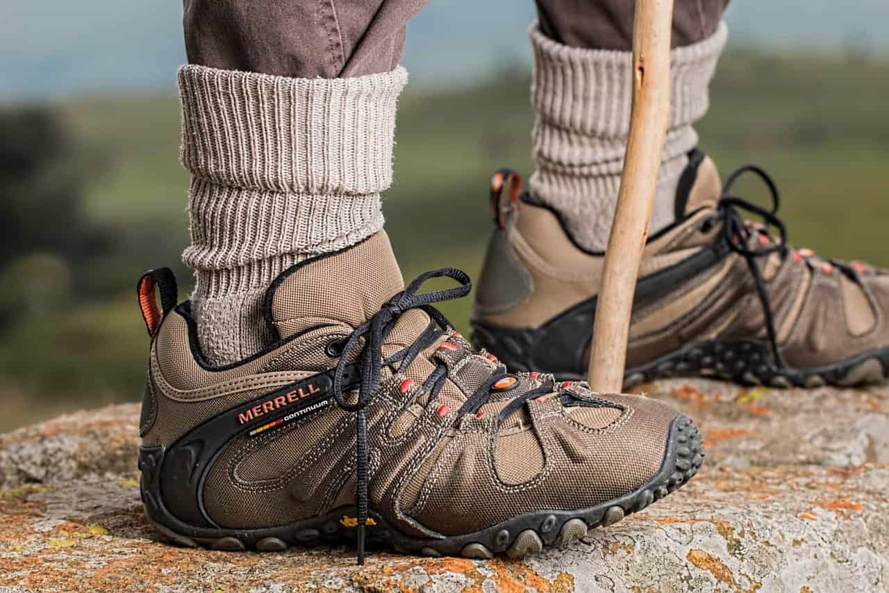 Chaussures de randonnée sur un sentier rocheux