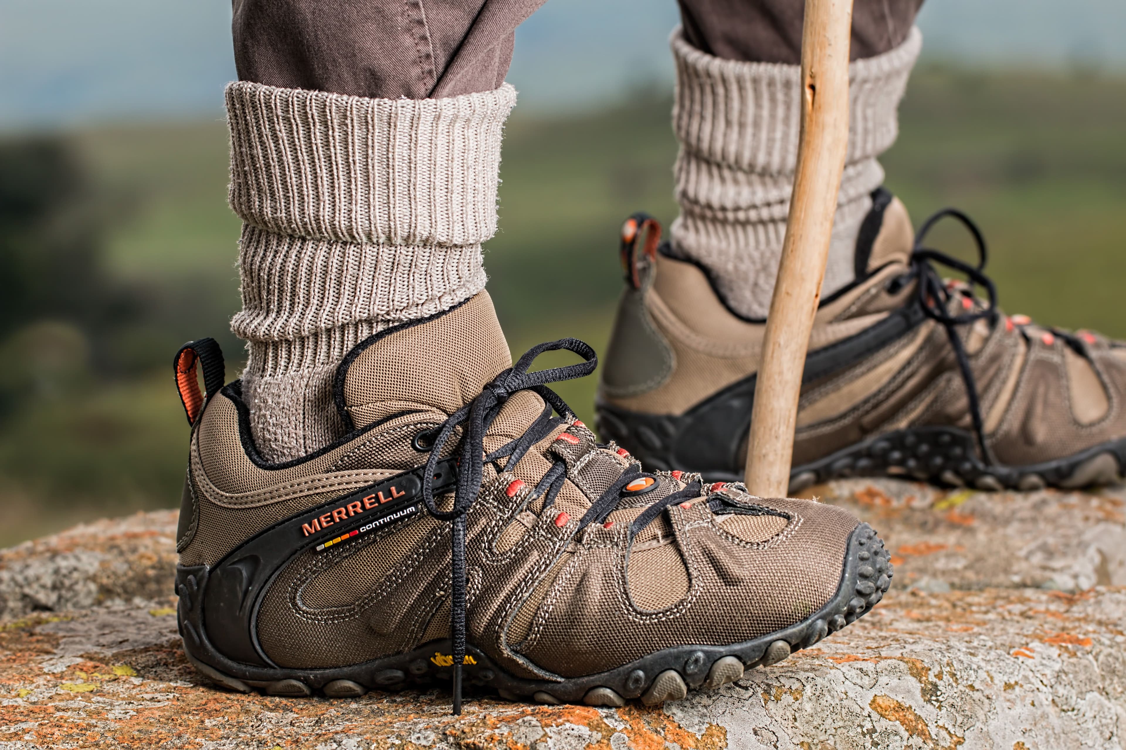 Chaussures de randonnée sur un sentier rocheux