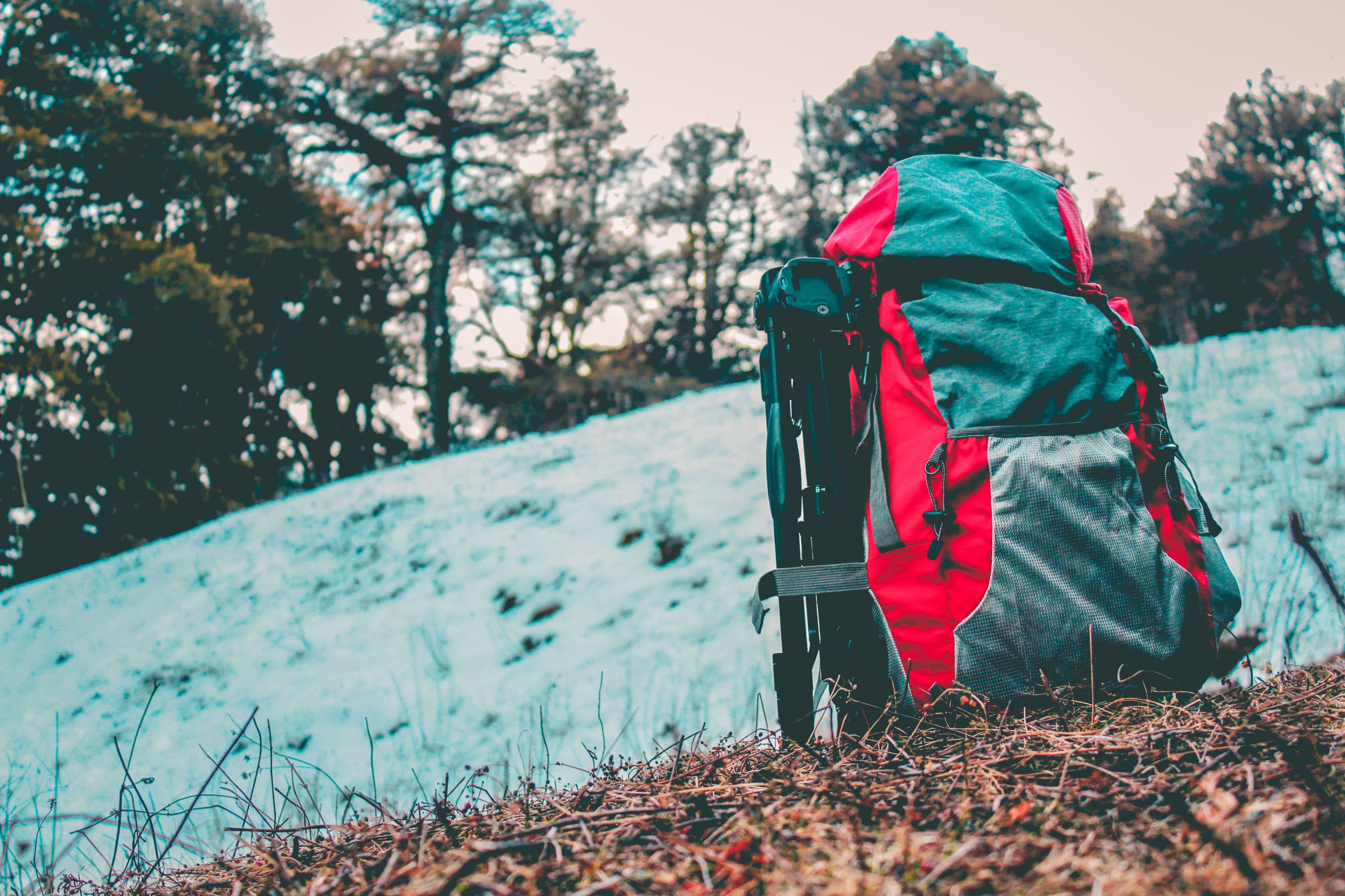 Sac à dos de randonnée posé en montagne