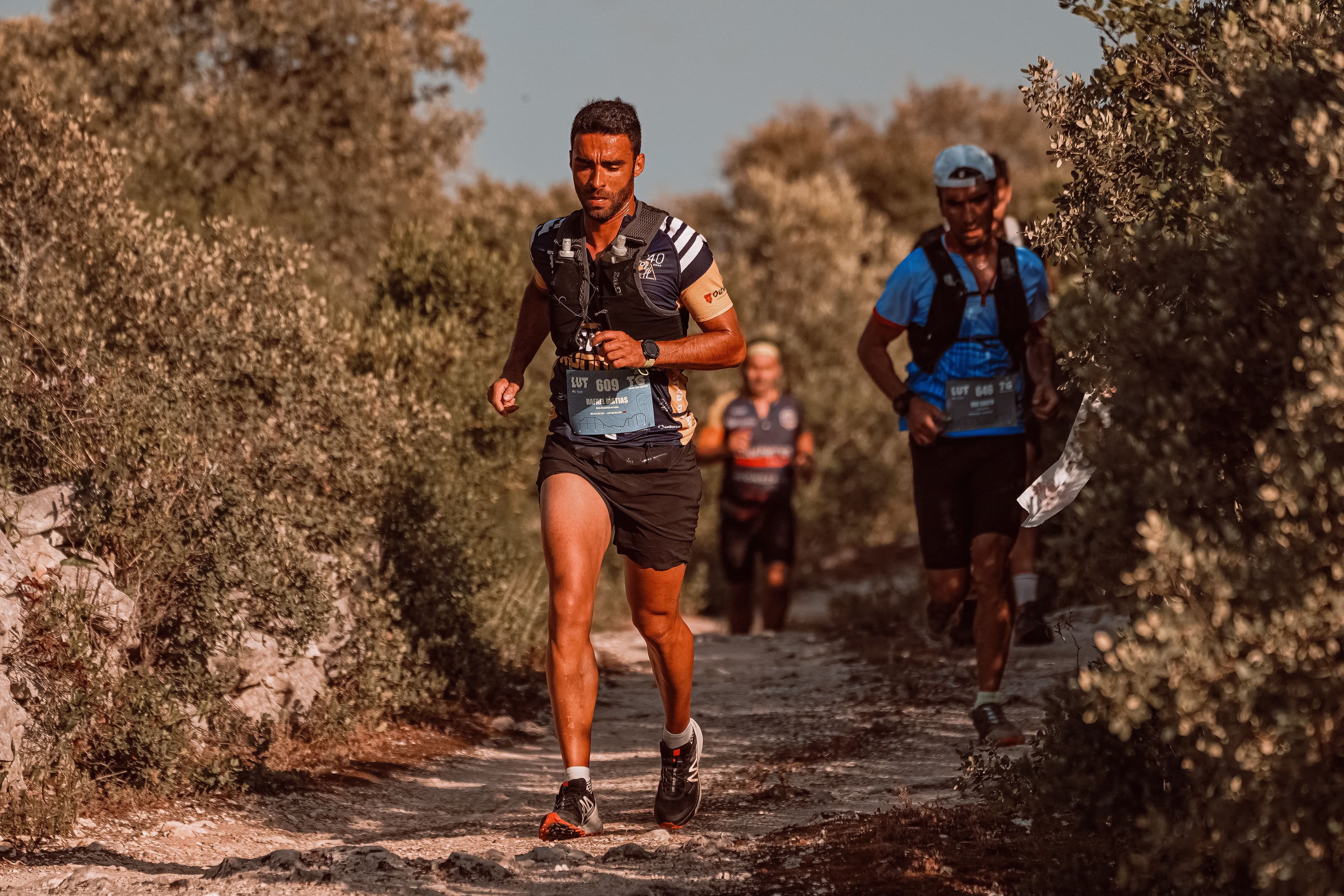 Chaussure de randonnée et chaussure de trail posées côte à côte